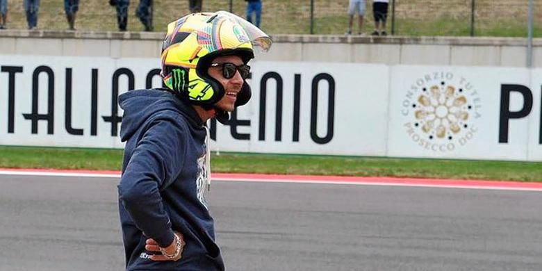 Valentino Rossi menggunakan helm Arai Ram4 tetapi dengan logo AGV.
