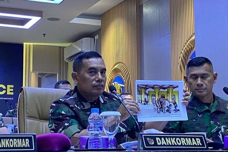 Komandan Korps Marinir (Dankormar) Mayjen (Mar) Endi Supardi saat konferensi pers terkait kematian Lettu Laut Eko Damara (30), personel kesehatan Satuan Tugas (Satgas) Pengamanan Perbatasan (Pamtas) Mobile RI-PNG Batalyon Infanteri 7 Marinir, dari Markas Korps Marinir, Jakarta Pusat, Senin (20/5/2024).