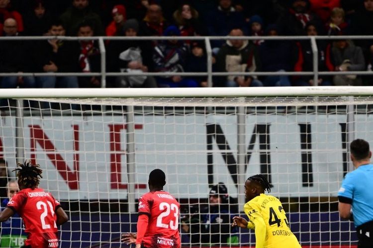 Penyerang Dortmund Jamie Bynoe-Gittens (kuning) mencetak gol pada pertandingan Grup F Liga Champions antara AC Milan vs Borussia Dortmund di Stadion San Siro di Milan pada 28 November 2023.