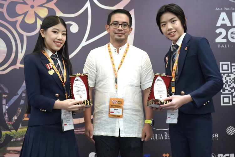 Mischka Aoki (15) dan Devon Kei Enzo (13), kakak-beradik berprestasi menjadi pembicara di acara tahunan Pertemuan Mensa Asia-Pasifik 2023 di Bali.