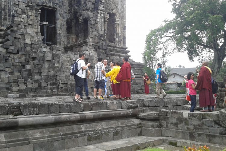 Wisatawan mengunjungi salah satu candi di Klaten, Jawa Tengah, Rabu (14/3/2018).