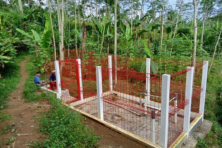 Kondisi lokasi sumber gas rawa yang dimanfaatkan oleh warga Desa Bantar, Kecamatan Wanayasa, Kabupaten Banjarnegara, Jawa Tengah (Jateng) sebagai sumber alternatif pengganti elpiji, Kamis (22/6/2023). 