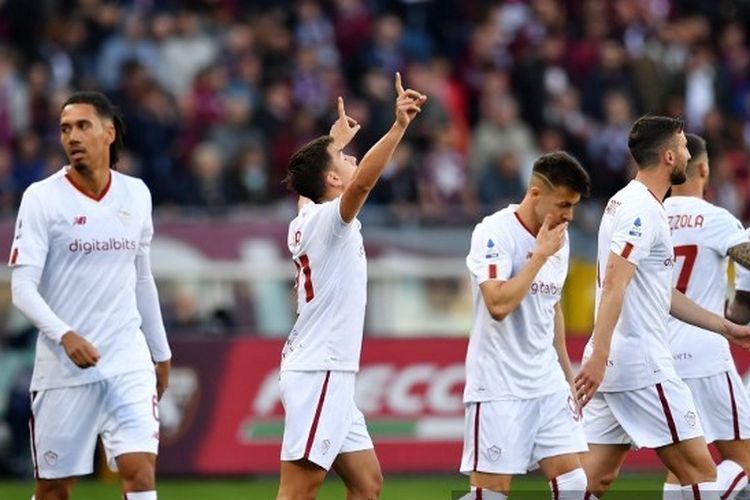 Bintang AS Roma Paulo Dybala (tengah) merayakan golnya ke gawang Torino pada laga pekan ke-29 Liga Italia 2022-2023 di Stadio Olimpico Grande Torino, Sabtu (8/4/2023) malam WIB. Artikel ini berisi update klasemen Liga Italia.