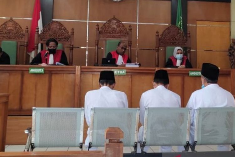 Tiga terdakwa kasus makar mengikuti sidang vonis di Pengadilan Negeri Kabupaten Garut, Jawa Barat, Kamis (23/6/2022). 