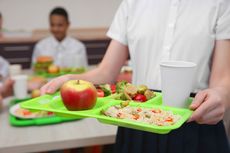 Program Makan di Sekolah, Apa Gizi Keluarga Sudah Dibenahi?