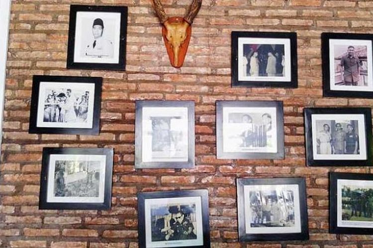 Foto-foto dan barang-barang memorabilia milik Tjilik Riwut yang dipamerkan di Rumah Tjilik Riwut Gallery & Resto, Palangkaraya, Kalimantan Tengah.