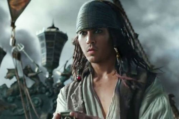 Johnny Depp berperan sebagai Jack Sparrow dalam Pirates of the Caribbean: Dead Men Tell No Tales.