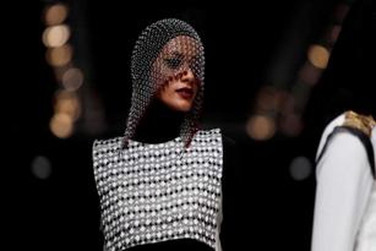 Model memperagakan busana muslim rancangan Jenahara dalam acara Jakarta Fashion Week (JFW) 2014 di Senayan City, Jakarta, Sabtu (19/10/2013). Sebanyak 240 desainer dan fashion label ambil bagian dalam acara yang berlangsung hingga 25 Oktober ini.