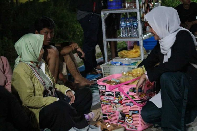 Risma Anjani (21) berjualan sriping keliling di sekitar Menara Teratai Purwokerto, Kabupaten Banyumas, Jawa Tengah.