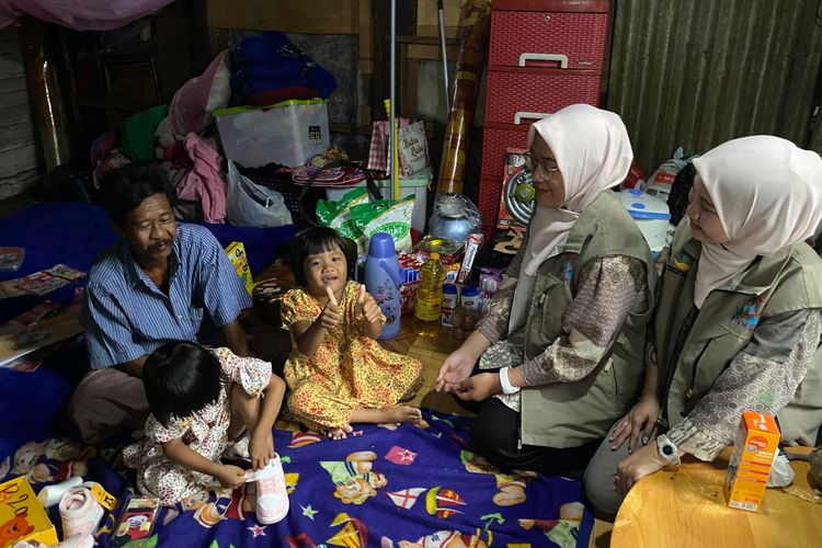 Hamdani (54), warga Kota Banjarbaru, Kalimantan Selatan, mendapat sejumlah bantuan dari Kementerian Sosial. 