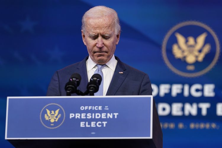 Joe Biden saat berpidato tentang demo rusuh di Washington. Ia menyampaikannya di bioskop The Queen, Wilmington, Delaware, pada Rabu (6/1/2021).