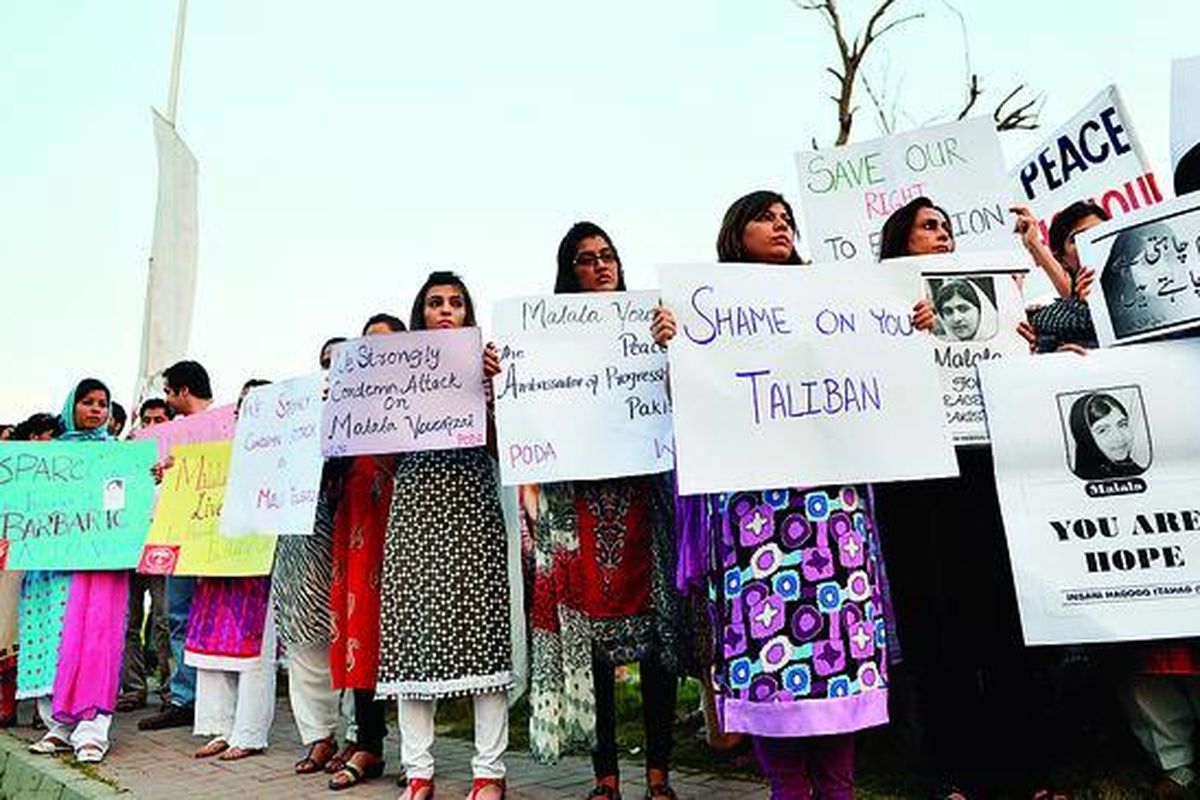 Para aktivis masyarakat madani Pakistan menggelar unjuk rasa di Islamabad, Pakistan, Rabu (10/10), sambil membawa sejumlah poster dan foto Malala Yousafzai. Malala (14) ditembak kelompok militan Taliban di kota Mingora, Pakistan barat laut, Selasa lalu, karena gadis tersebut berkampanye menuntut hak mendapat pendidikan. Dokter berhasil mengeluarkan peluru yang bersarang di kepala Yousafzai, Rabu.