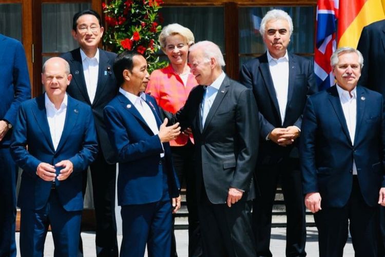 Presiden Joko Widodo bersama Presiden AS Joe Biden dan sejumlah pemimpin dunia lain di lokasi Konferensi Tingkat Tinggi (KTT) G7 di Schloss Elmau, Jerman, Senin (27/6/2022).