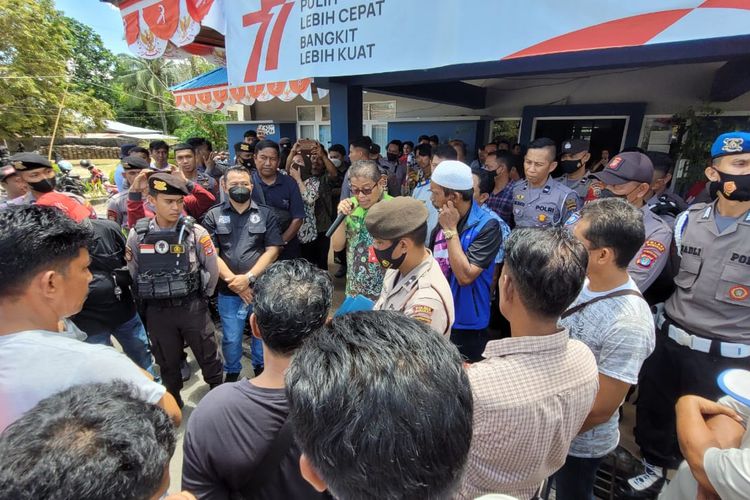 Aksi demo para supir angkot Nunukan Kaltara menolak maxim. Mereka menganggap maxim mobil merebut mata pencahariannya