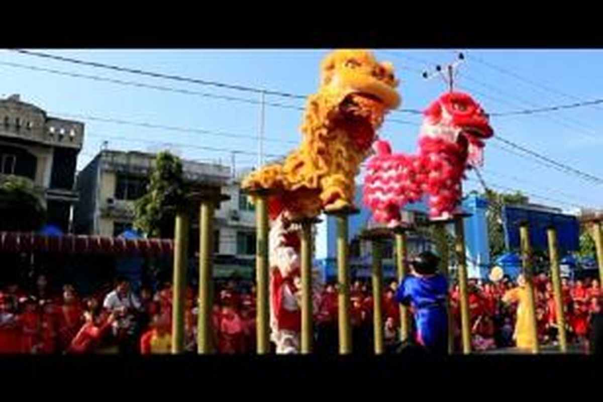 Atraksi Barongsai memeriahkan Imlek 2566 di Kota Banda Aceh. Atraksi ini menarik perhatian warga non Tionghoa di Banda Aceh. *****K12-11