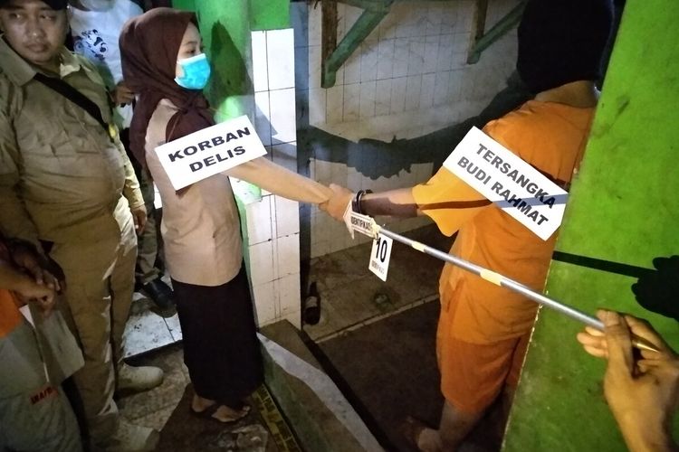 Inilah foto-foto reka adegan kasus pembunuhan siswi SMP yang dibunuh ayah kandungnya saat rekonstruksi di lokasi pertama sebuah rumah kosong dekat tempat kerja pelaku Jalan Laswi Kota Tasikmalaya, Kamis (12/3/2020).