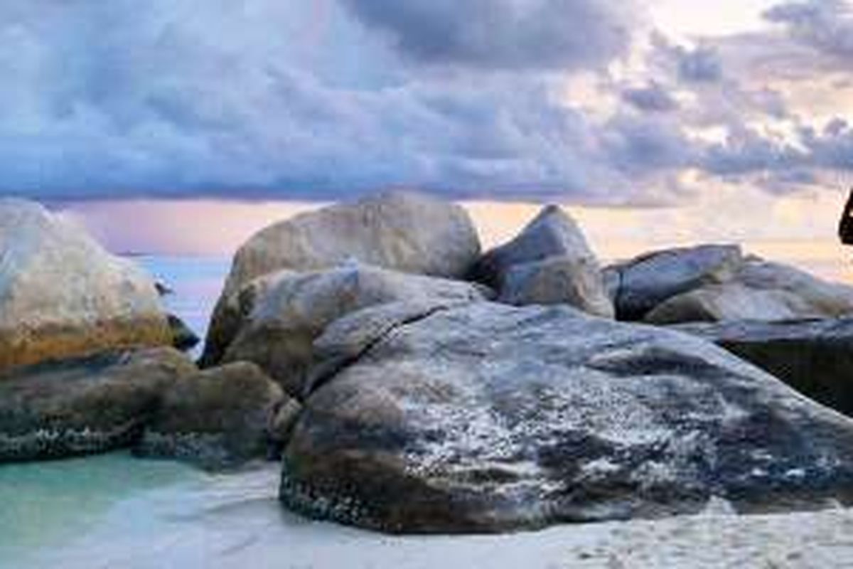 Pantai Tanjung Tinggi di Desa Ciput, Kecamatan Sijuk, Kabupaten Belitung, Provinsi Bangka Belitung.