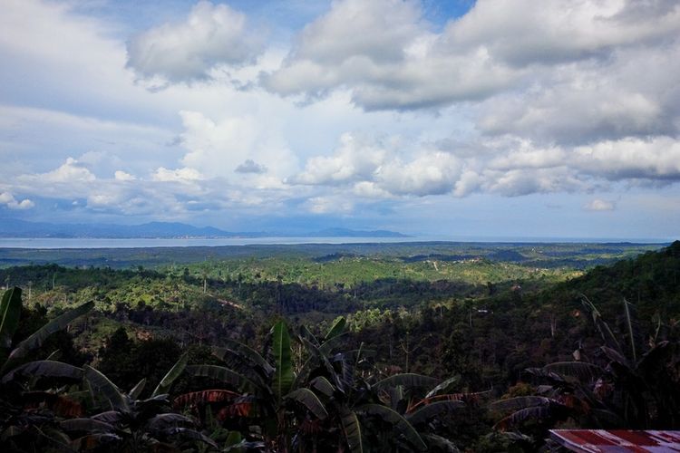 Pemandangan Wallace Bay, Sebatiknya Malaysia yang berlatar belakang kota Tawau  yang disuguhkan di salah satu spot di Pulau Sebatik. Untuk meningkatkan harga biji cokelat, Pemkab Nunukan dibantu Kementrian PDT membangun Desa Wisata Coklat di Desa Sunagi Limau.