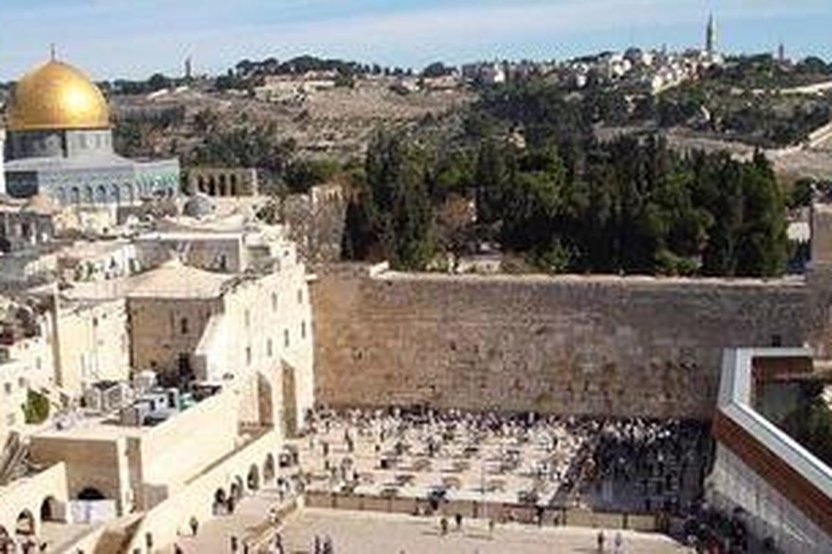 Israel pada 1980 mengklaim Jerusalem sebagai ibu kotanya setelah menduduki Jerusalem pasca-Perang Enam Hari 1967. Sementara itu, Palestina menuntut Jerusalem Timur sebagai ibu kota.