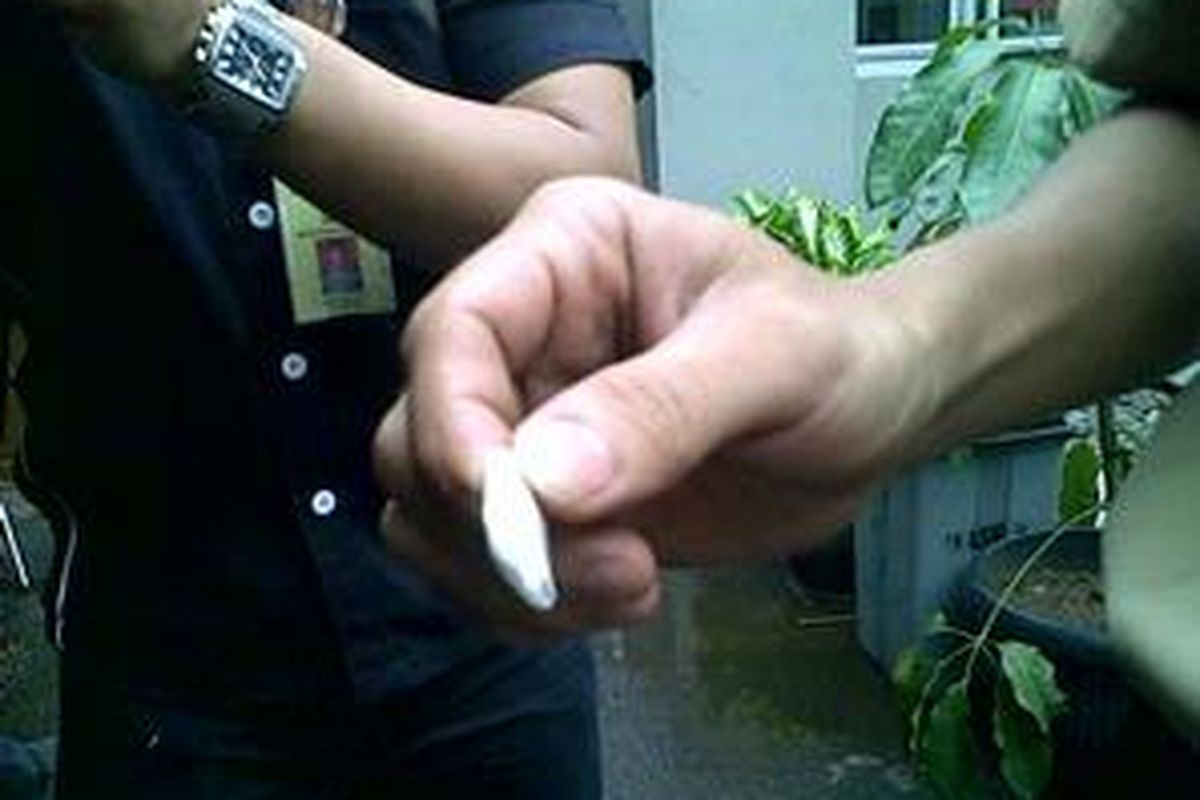Barang bukti yang diduga narkoba yang dibawa seorang pengunjung napi, Sabtu (16/1/2010), ternyata Viagra.
