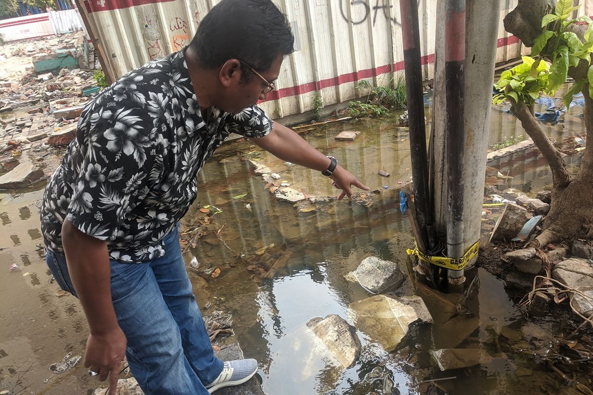 Kanit Reskrim Polsek Penjaringan Kompol Mustakim memberi keterangan di lokasi anak yang tewas tersentrum di kawasan Rusun Penjaringan, Jakarta Utara