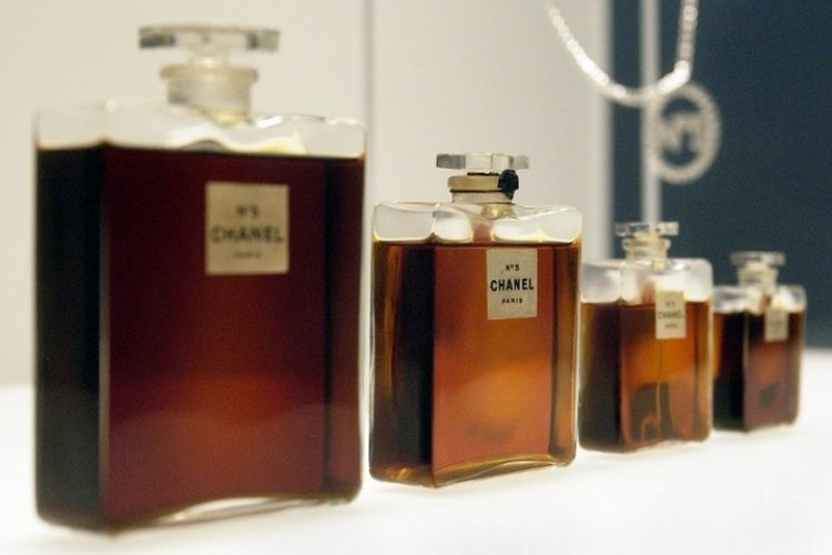Botol parfum Chanel No.5 yang dirilis Coco Chanel pada 1921 diperlihatkan dalam sebuah pameran sejarah mode, di House of Chanel, Metropolitan Museum of Art di New York, Amerika Serikat, 2 Mei 2005. (AFP/Stan Honda)