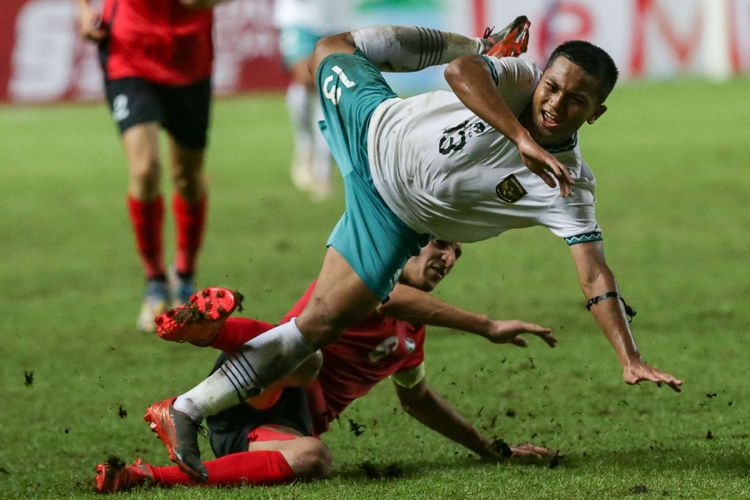 Pemain timnas U17 Indonesia Azzaky Esa Erlangga  berbenturan dengan pemain timnas U17 Palestina Mohammed Manassra pada laga Kualifikasi Piala Asia U17 2023 di Stadion Pakansari, Kabupaten Bogor, Jumat (7/10/2022). Indonesia menang dengan skor 2-0.