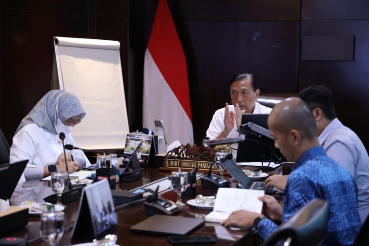 Menteri Pendayagunaan Aparatur Negara dan Reformasi Birokrasi (PANRB) Rini Widyantini dalam Rapat Koordinasi bersama Ketua Dewan Ekonomi Nasional (DEN) sekaligus Penasihat Khusus Presiden Bidang Digitalisasi dan Teknologi Pemerintahan, Luhut Binsar Pandjaitan, di Kantor DEN, Senin (6/4/2026).
