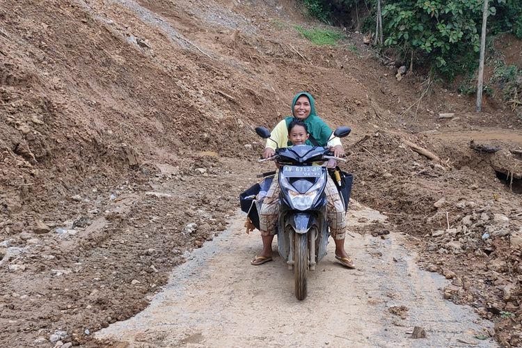 Akses jalan utama Plampang II - Plampang III dan Pedukuhan Sengir sudah terbuka dan bisa dilintasi roda dua sejak Sabtu (9/4/2022). Jalan ini sempat tertutup material tanah longsor akibat hujan deras, Kamis (31/3/2022) tengah malam. Selain mengganggu aktivitas warga di pegunungan Kokap, sebagian warga di tiga pedukuhan mengalami mati lampu hingga kini. Pemerintah desa menggenjot pemulihan situasi, terutama listrik dan akses warga.