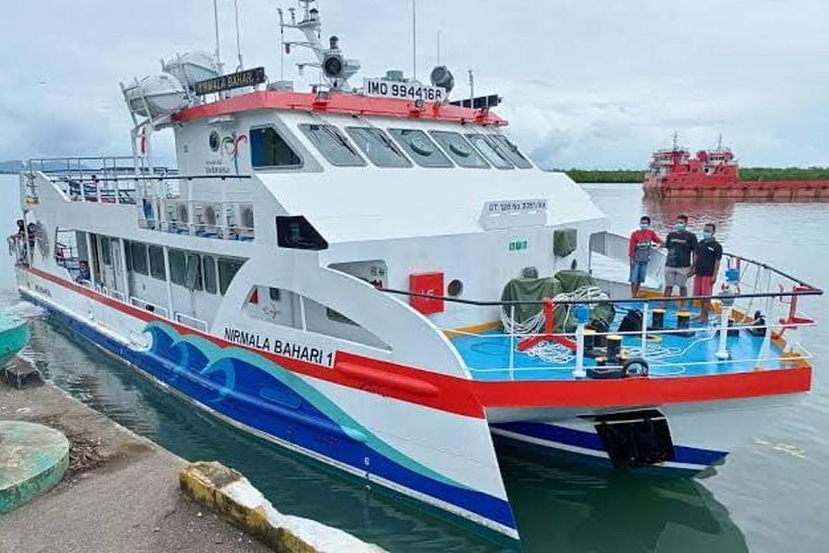 Kapal Bottom Glass Nirmala Bahari 1, salah satu kapal wisata yang disediakan Ditjen Perhubungan Laut Kemenhub di Pelabuhan Likupang Sulawesi Utara.