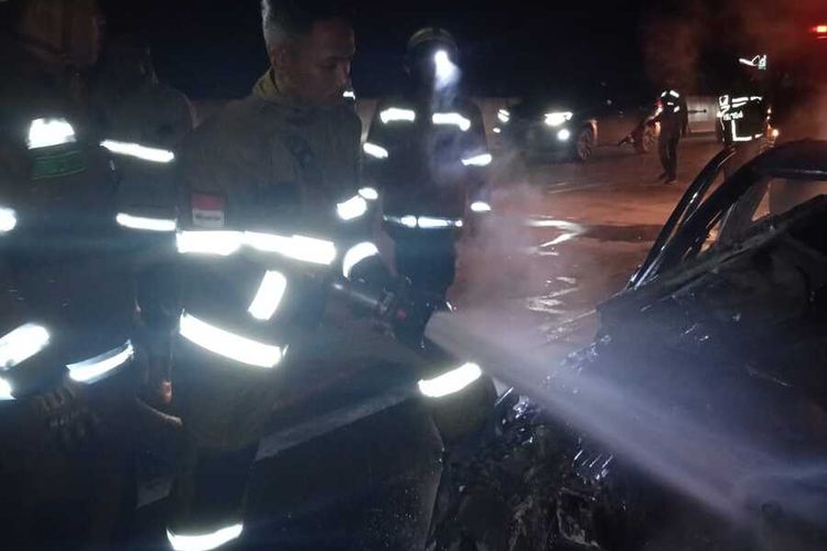 Mercedes Benz terbakar di Tol Cisumdawu, Sabtu (22/4/2023) malam. DOK. DAMKAR SUMEDANG/KOMPAS.com