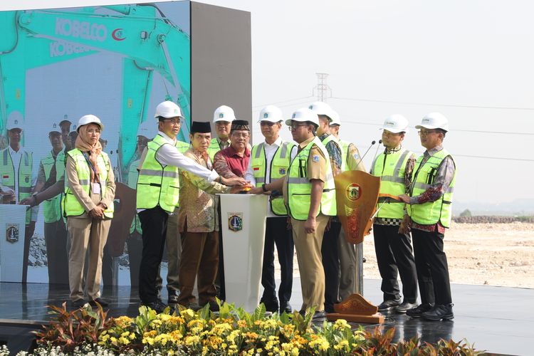 Penjabat (Pj.) Gubernur Daerah Khusus Ibukota (DKI) Jakarta Heru Budi menghadiri Groundbreaking Pembangunan Refuse Derived Fuel (RDF) Rorotan, tepatnya di Area TPU Rorotan, Jakarta Utara, Senin (13/5/2024)