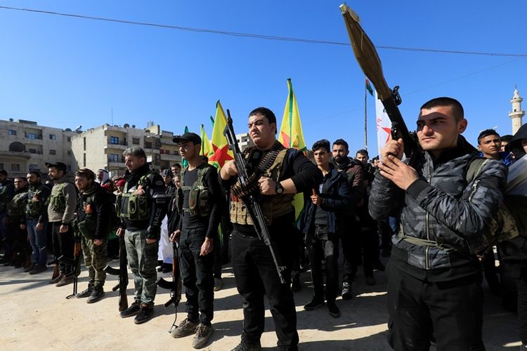 Pemuda Kurdi Suriah ketika menggelar parade militer di Afrin (28/1/2018).