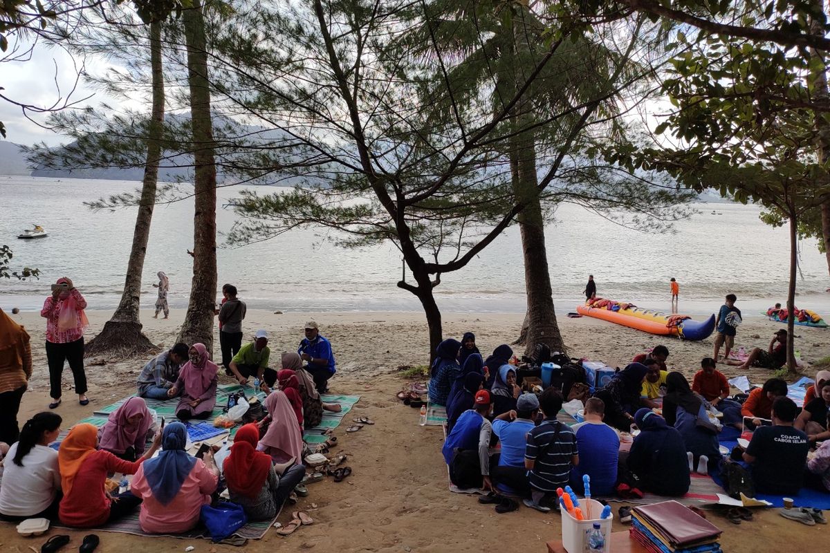 Pantai Mutiara banyak dikunjungi Wisatawan ketika libur akhir pekan.
