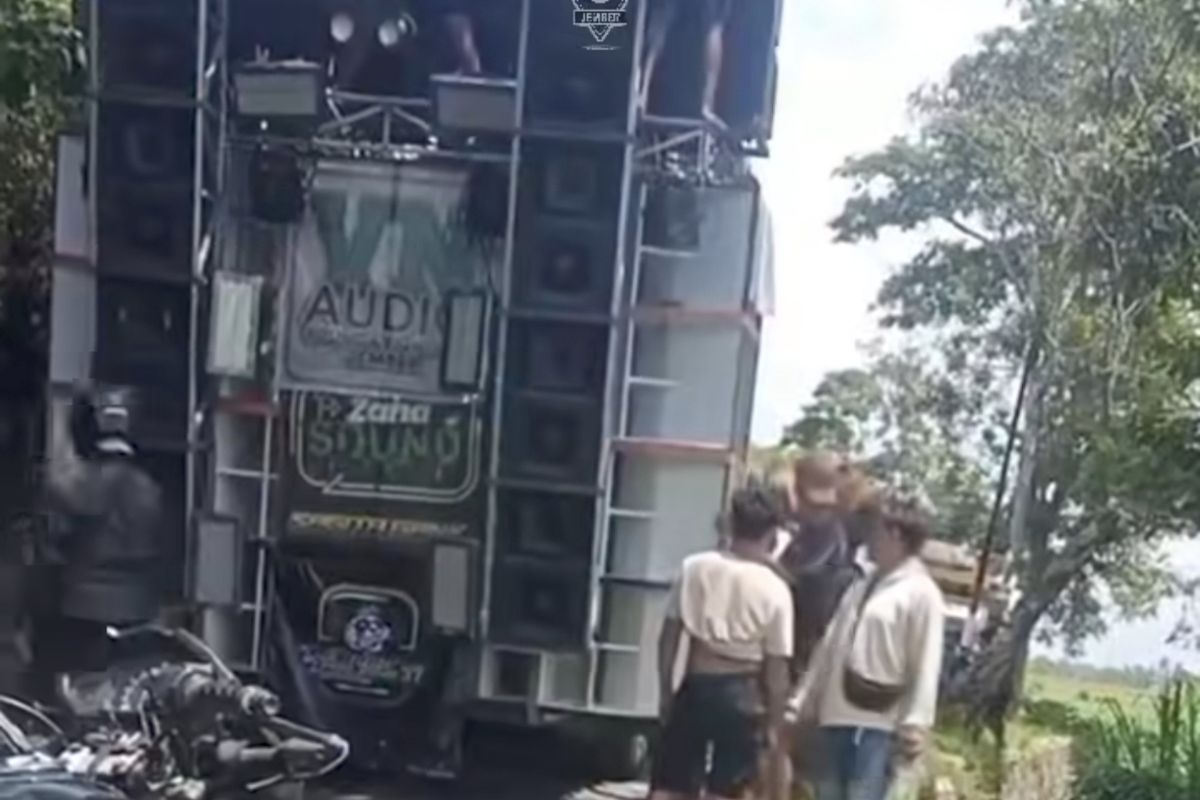Warga Desa Glundengan Kecamatan Wuluhan Kabupaten Jember merusak pagar jembatan untuk akses masuk truk yang memuat sound horeg, Rabu (17/9/2025).