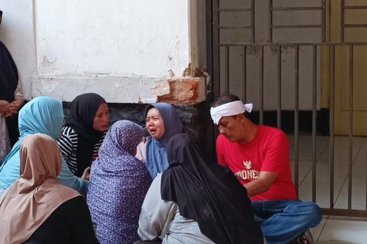 Mela Puri (31) (berkerudung biru) dan keluarga menunggu jenazah Vania Aprilia (8) di RSUD Dr Slamet Garut. Vania jadi korban meninggal saat mengantre makan gratis di Pendopo Garut, Kabupaten Garut, Jawa Barat, Jumat (18/7/2025). 

