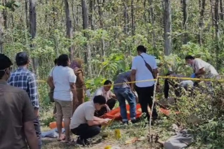 Misteri identitas jasad perempuan tanpa busana yang ditemukan warga di Hutan Goa Lowo, Desa Sampung, Kecamatan Sampung, Kabupaten Ponorogo,, akhirnya terungkap. Korban diketahui bernama ARA, warga Desa Bandar, Kecamatan Bandar, Kabupaten Pacitan.