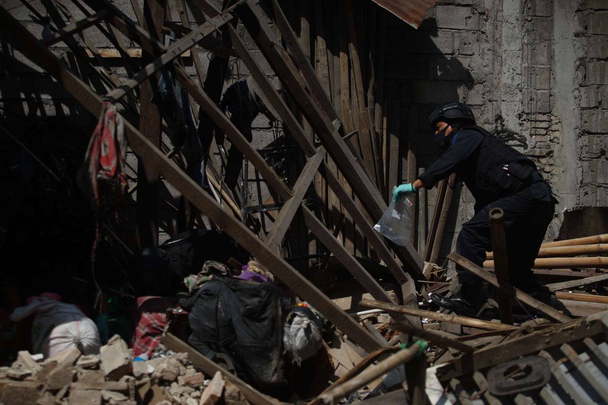 Tim Jibom Gegana Brimob Polda DIY mengumpulkan barang bukti di lokasi rumah yang roboh diduga akibat ledakan petasan di Ploso Kuning, Minomartani, Ngaglik, Sleman, D.I Yogyakarta, Jumat (22/4/2022). Hingga saat ini polisi masih menyelidiki ledakan yang diduga berasal dari petasan yang merobohkan satu rumah.