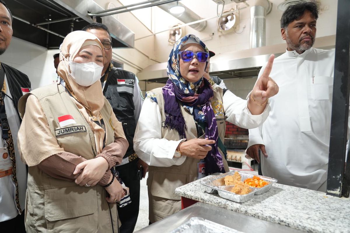 Anggota Tim Pengawas (Timwas) Haji Dewan Perwakilan Rakyat (DPR) Republik Indonesia (RI), Luluk Nur Hamidah sedang mengecek makanan yang diterima jamaah haji Indonesia di Makkah, Arab Saudi, beberapa hari lalu.