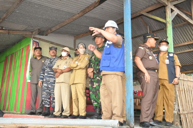 Jajaran Forkompimda meninjau lokasi terdampak banjir rob di Pantai Sodong, Cilacap, Jawa Tengah, Senin (26/12/2022).