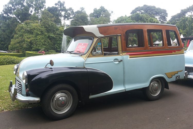 Morris Minor Traveler 100 milik salah seorang anggota Perhimpunan Penggemar Mobil Kuno Indonesia (PPMKI) yang ikut serta dalam konvoi ke Bogor, Minggu (21/1/2018). Morris Minor 100 Traveler adalah mobil yang pernah digunakan sebagai oplet di Jakarta hingga tahun 1980-an.
