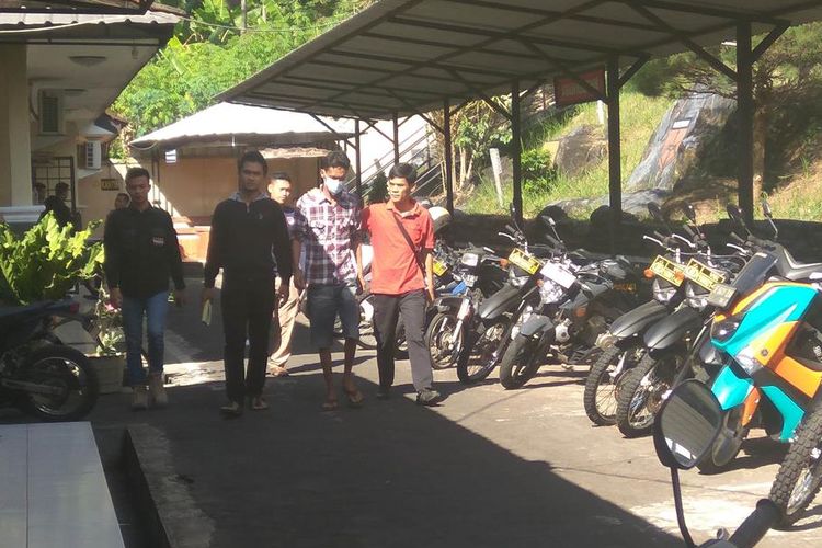 Penyidik Satreskrim Polres Ciamis menggelandang tersangka A (pakaian kotak-kotak) sebelum ekspos kasus perusakan rumah Menteri KKP, Susi Pudjiastuti di Mapolres Ciamis, Minggu (04/08/2019).