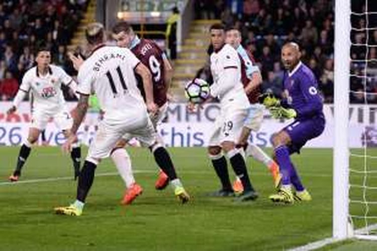 Kiper Watford, Heurelho Gomes (kanan), menyaksikan bola masuk ke gawangnya pada laga Premier League kontra Burnley, di Stadion Turf Moor, Senin (26/9/2016) atau Selasa dini hari WIB.