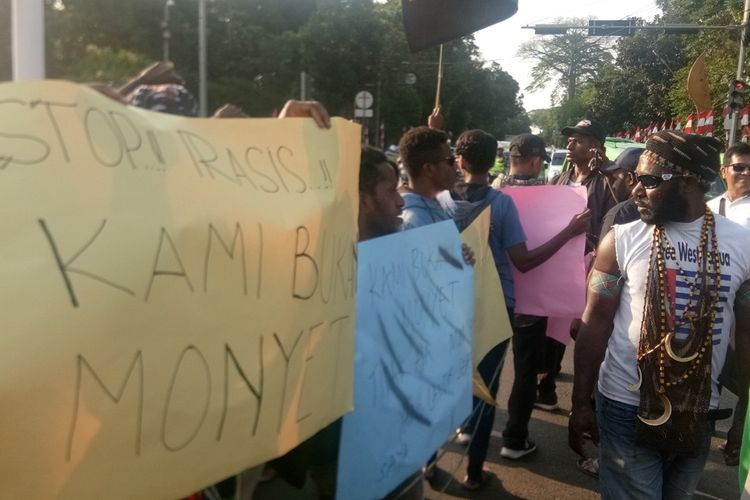 Mahasiswa Papua dari sejumlah kampus di Bogor, Jawa Barat, melakukan aksi solidaritas di kawasan Tugu Kujang, Rabu (21/8/2019).