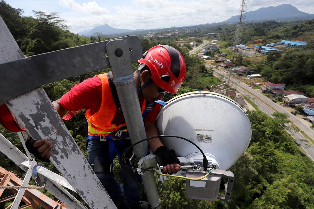 Teknisi XL Axiata sedang melakukan pemeliharaan perangkat BTS XL Axiata di Jalan Lintas Malindo, Kecamatan Entikong, Kabupaten Sanggau, Provinsi Kalimantan Barat, Kamis (9/2). Lokasi ini tidak jauh dari pintu lintas batas Entikong - Sarawak, Malaysia. XL Axiata terus melaksanakan pembangunan jaringan 4G hingga di area perbatasan negara.