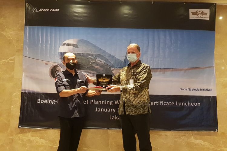 Sekretaris Jenderal INACA Bayu Sutanto (kiri) memberikan cendramata kepada Director Indonesia The Boeing Company Stephen Lakeway (kanan) pada acara Fleet Planning Workshop Certificate Luncheon di Jakarta, Rabu (12/1/2022).