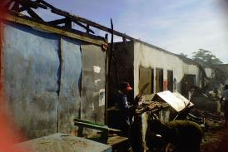 Inilah kondisi Pasar Kreongan Kelurahan Jember Lor Kecamatan Patrang, Jember Jawa Timur, yang terbakar sekitar pukul 22.00 WIB, Senin (25/11/13) malam. 