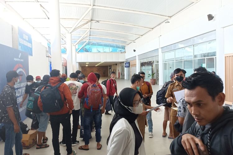 Suasana kedatangan 17 PMI korban kapal tenggelam di Batam tiba di Bandara Lombok, Senin (18/7/2022)