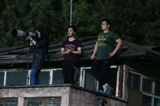 Larangan Wanita Masuk Stadion Bikin Fotografer Ini Panjat Atap Rumah