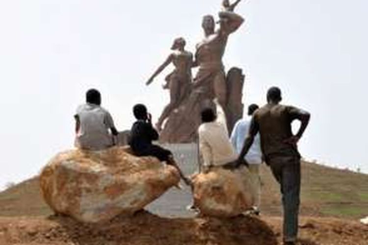 Patung raksasa African Rennaisance di Senegal ini merupakan hasil karya para seniman Korea Utara.